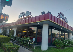 Simple Simon's Pizza outside