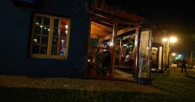 Bumble Tea outside