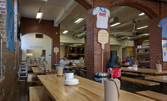 Alino Pizzeria inside