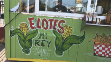Elotes Mi Rey outside