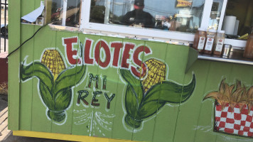 Elotes Mi Rey outside