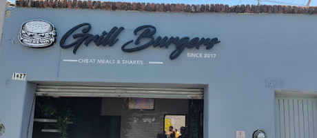 Lynnwood Grill outside