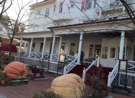 The Red Lion Inn outside