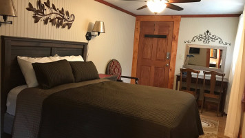 Hocking Hills Inn And Coffee Emporium inside