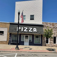 Ernestos Pizzeria outside