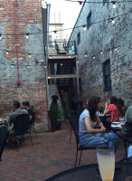 Thames Street Oyster House outside