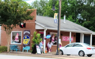 Cool Mama's Ice Cream outside
